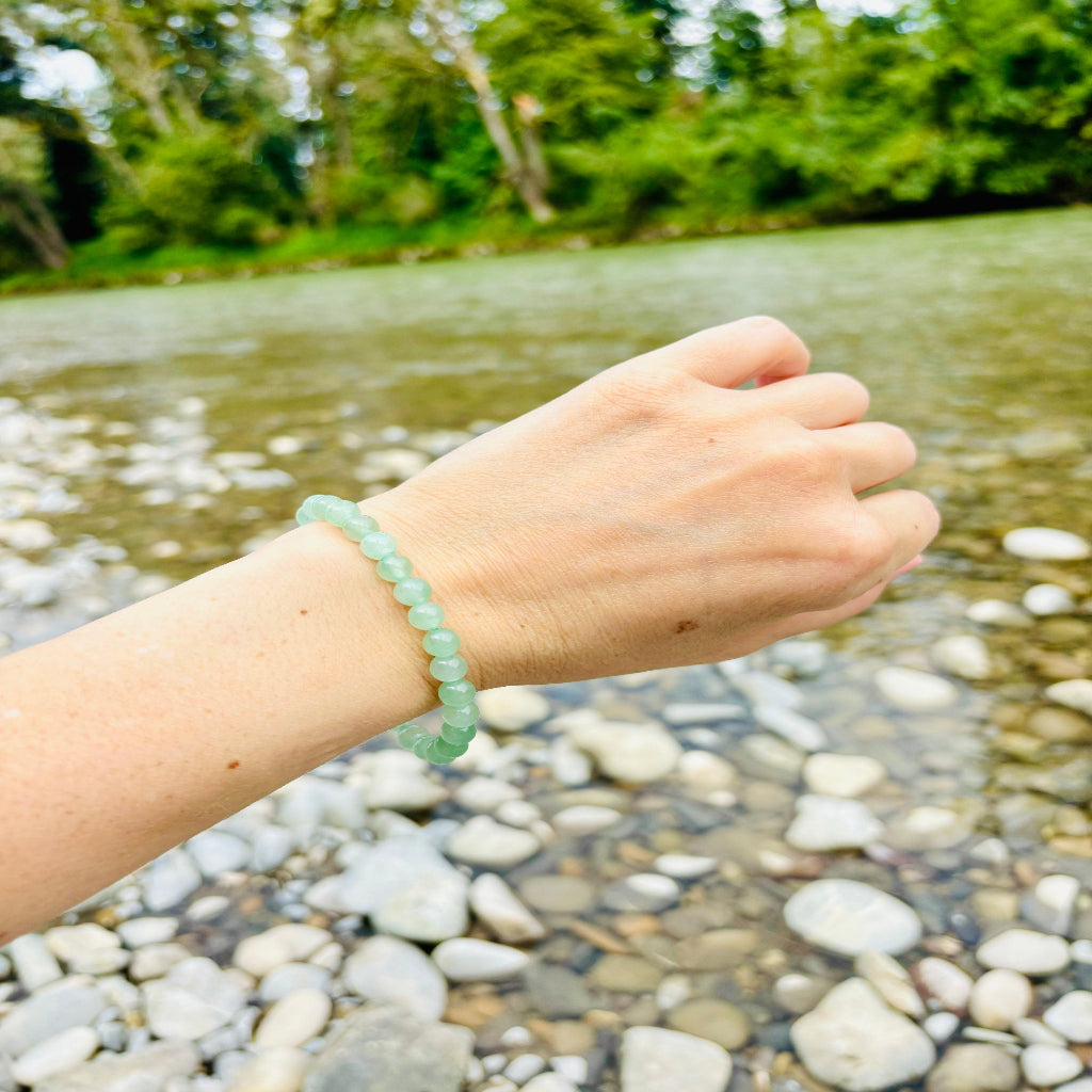 Heilstein-Armband aus 6 mm Aventurin-Kugeln, 15 cm lang, elastisch, energetisiert mit REIKI-Energie; spiritueller Schmuck zur Förderung von innerer Balance, emotionalem Gleichgewicht, Herzöffnung, Kreativität und Stressabbau. Jeder Aventurin ist ein Unikat mit individueller Struktur und spiritueller Aufladung.